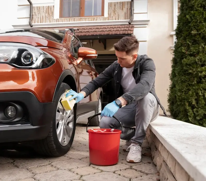 Lavage auto à domicile Colombier-le-Jeune : professionnel intervenant sur un véhicule